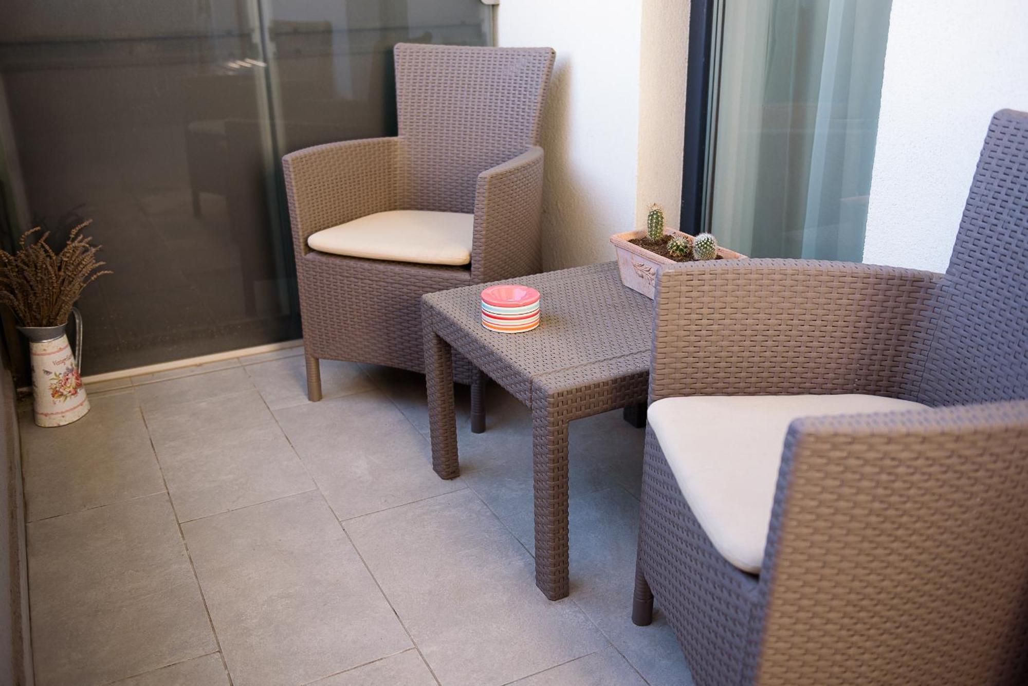 La Vie Est Belle Apartman Bukarest Kültér fotó